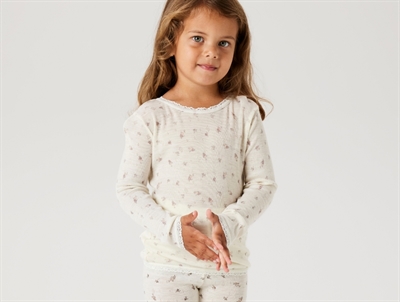 Barn iført Name It uld bluse i snow white med blomsterprint